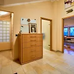 Grosse Exklusive Wohnung Mit Balkon Und Fantastischer Aussicht Auf Die Bergwelt Inkl Privatem Parkplatz Mit E-Ladestation
