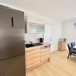 Central 4 Room Apt Min Stay 30 Days