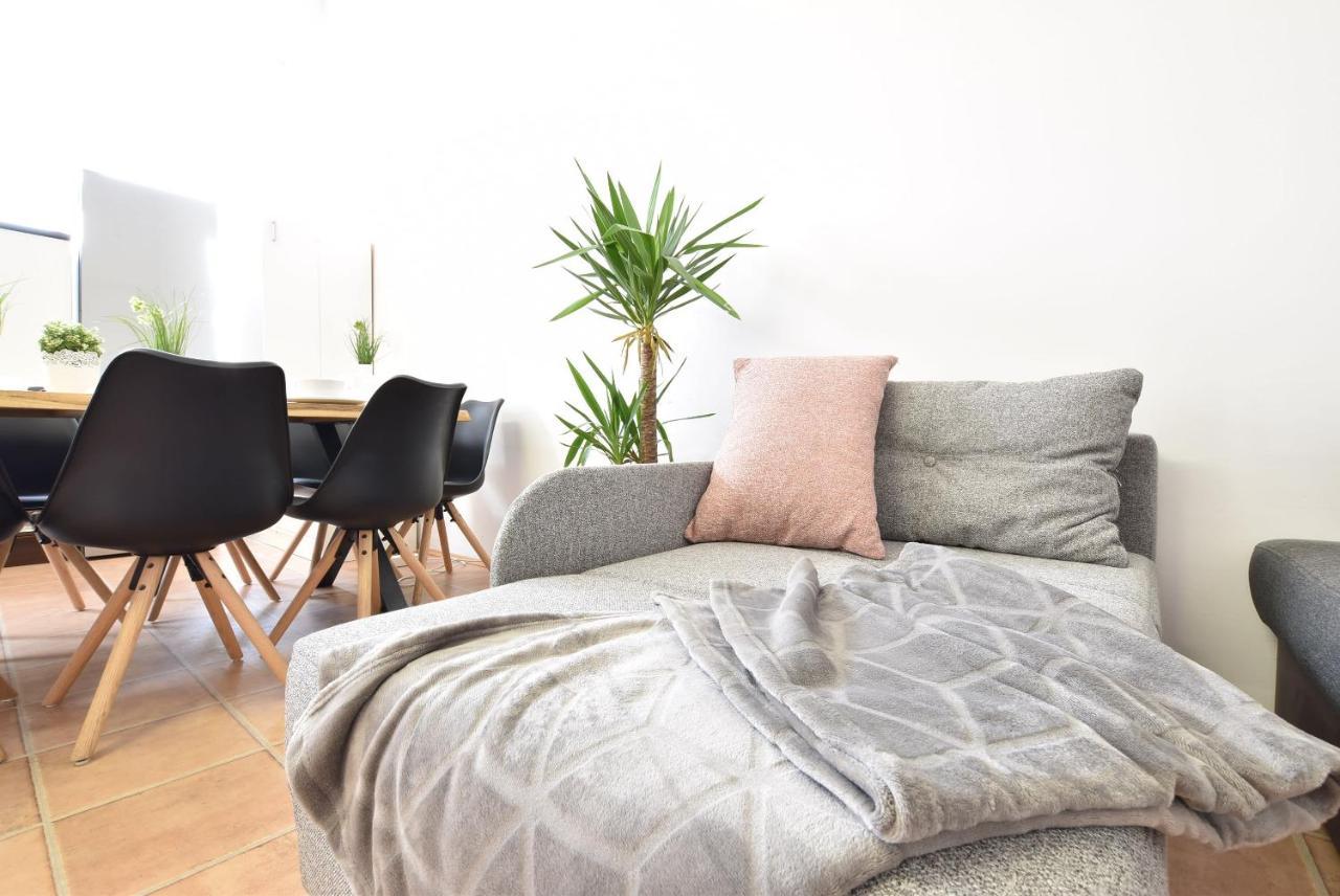 Apartment Huge In Awesome Location With Parking *