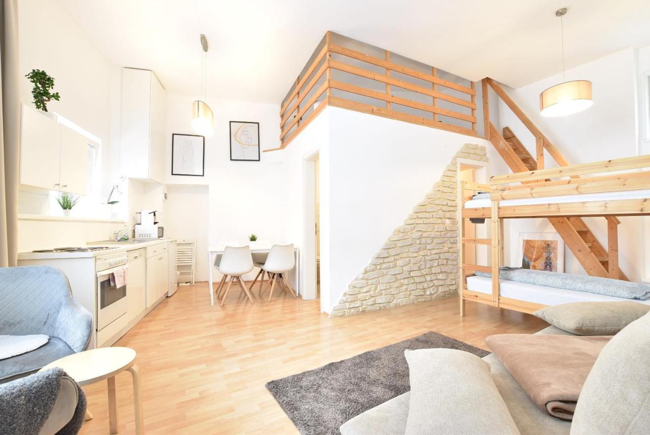 Hidden Gem In With Free Parking Apartment *