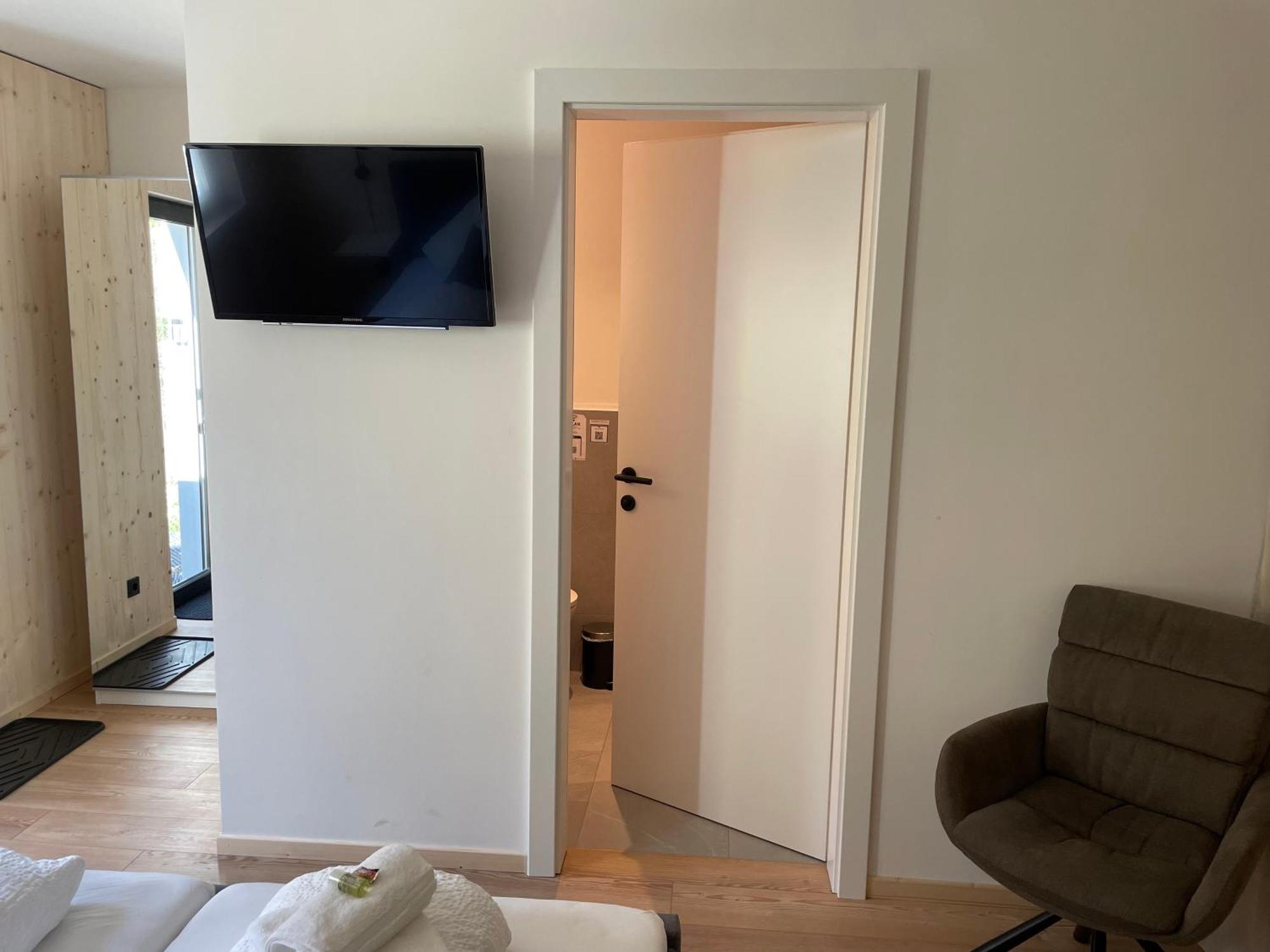 Waldblick - Neubau - Self-check-in - Kein Verkehr - Am Wald - Parkplaetze Vor Tuer - Or Double Apartment *