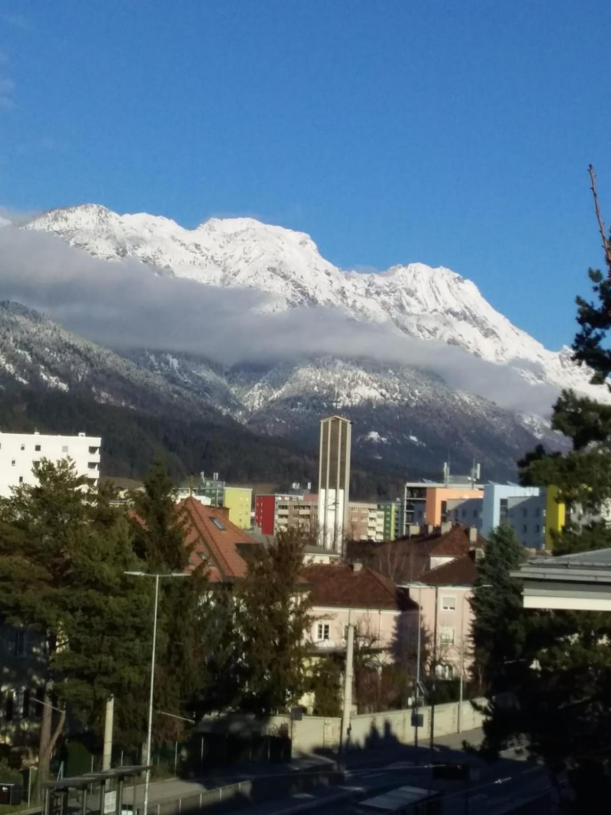 Apartment Grosse Exklusive Mit Balkon Und Fantastischer Aussicht Auf Bergwelt Inkl Privatem Parkplatz Mit E-ladestation