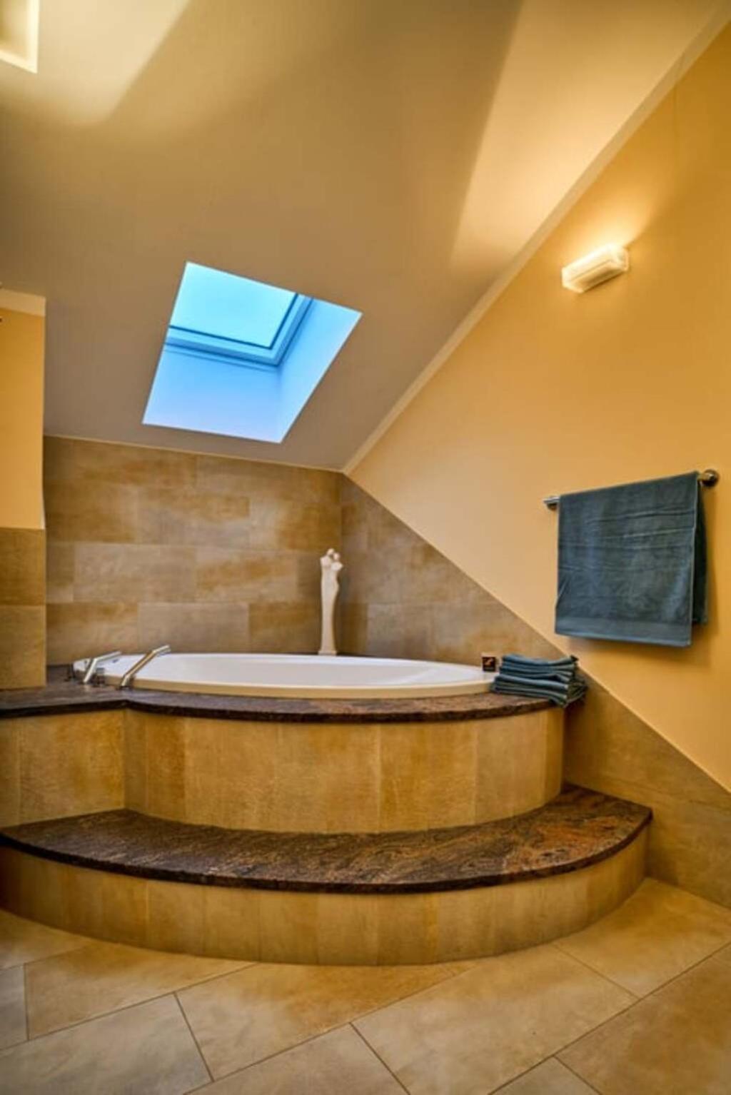 Grosse Exklusive Mit Balkon Und Fantastischer Aussicht Auf Bergwelt Inkl Privatem Parkplatz Mit E-ladestation Apartment *