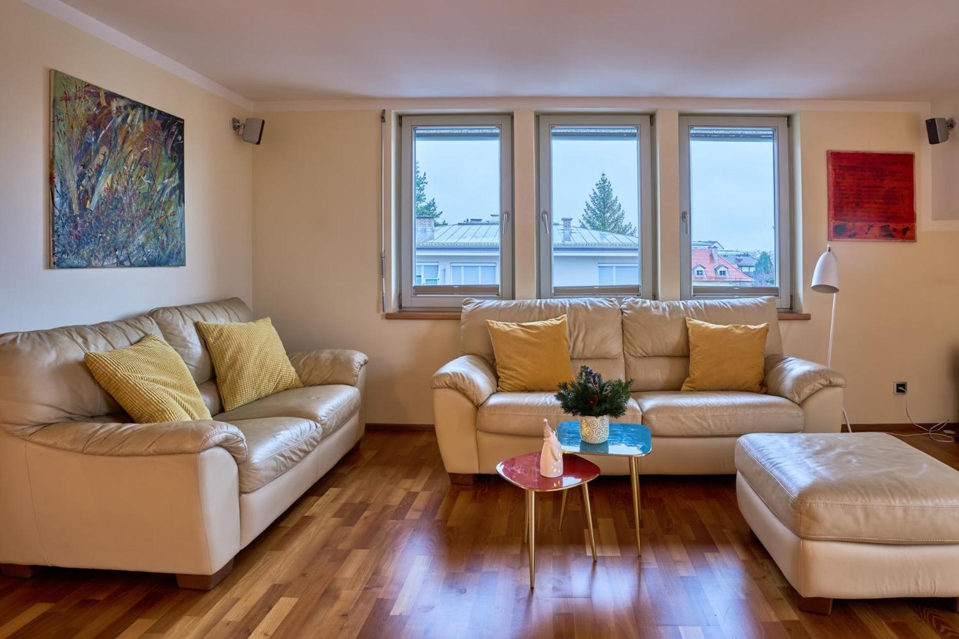 Apartment Grosse Exklusive Mit Balkon Und Fantastischer Aussicht Auf Bergwelt Inkl Privatem Parkplatz Mit E-ladestation *