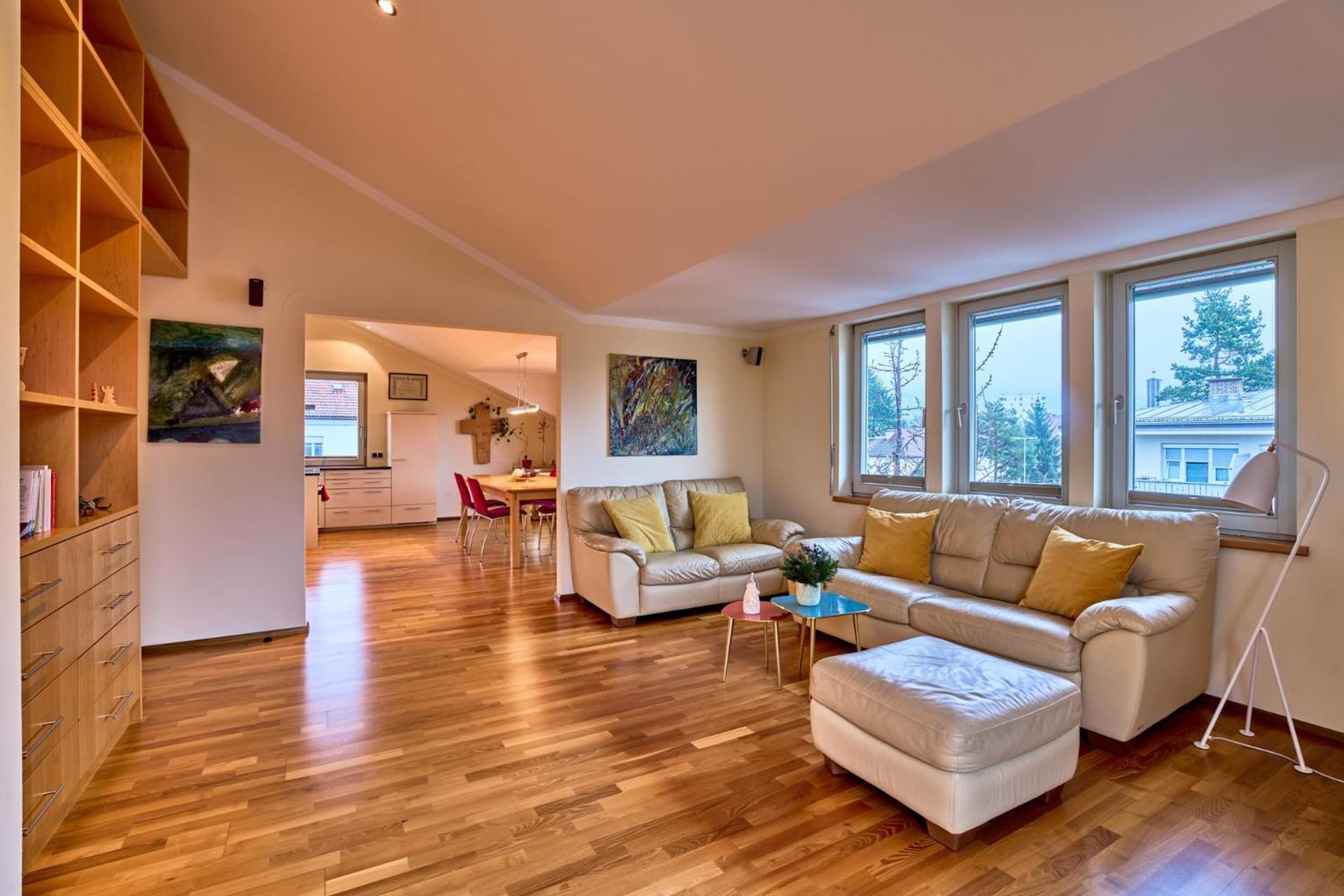 Grosse Exklusive Mit Balkon Und Fantastischer Aussicht Auf Bergwelt Inkl Privatem Parkplatz Mit E-ladestation Apartment
