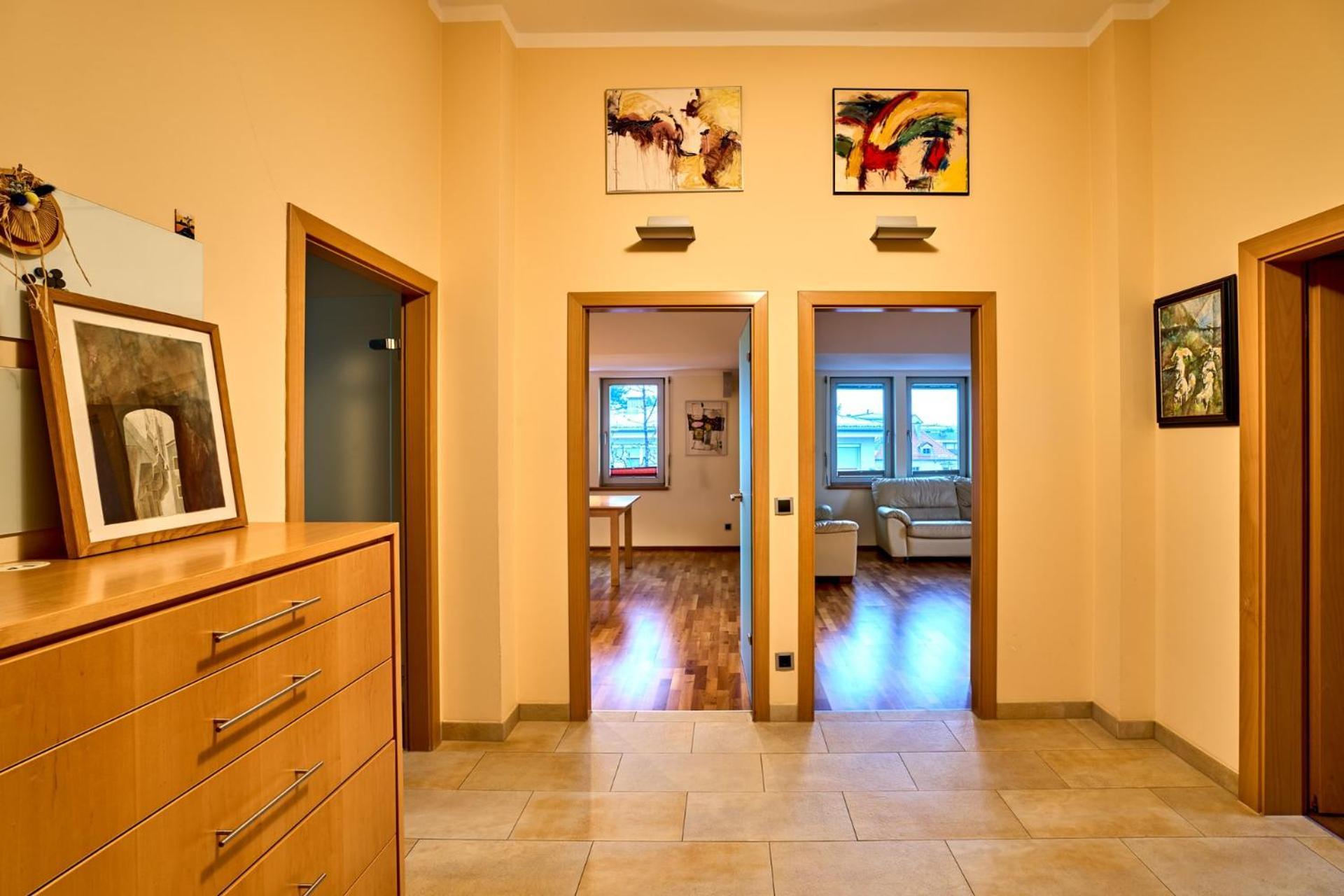 Grosse Exklusive Mit Balkon Und Fantastischer Aussicht Auf Bergwelt Inkl Privatem Parkplatz Mit E-ladestation Apartment Innsbruck