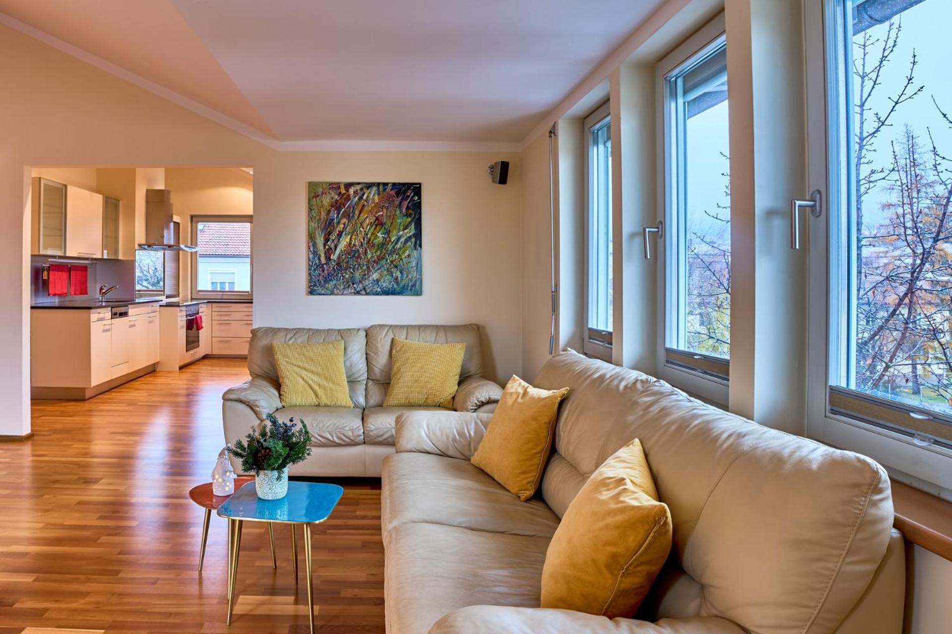 Grosse Exklusive Mit Balkon Und Fantastischer Aussicht Auf Bergwelt Inkl Privatem Parkplatz Mit E-ladestation * Innsbruck