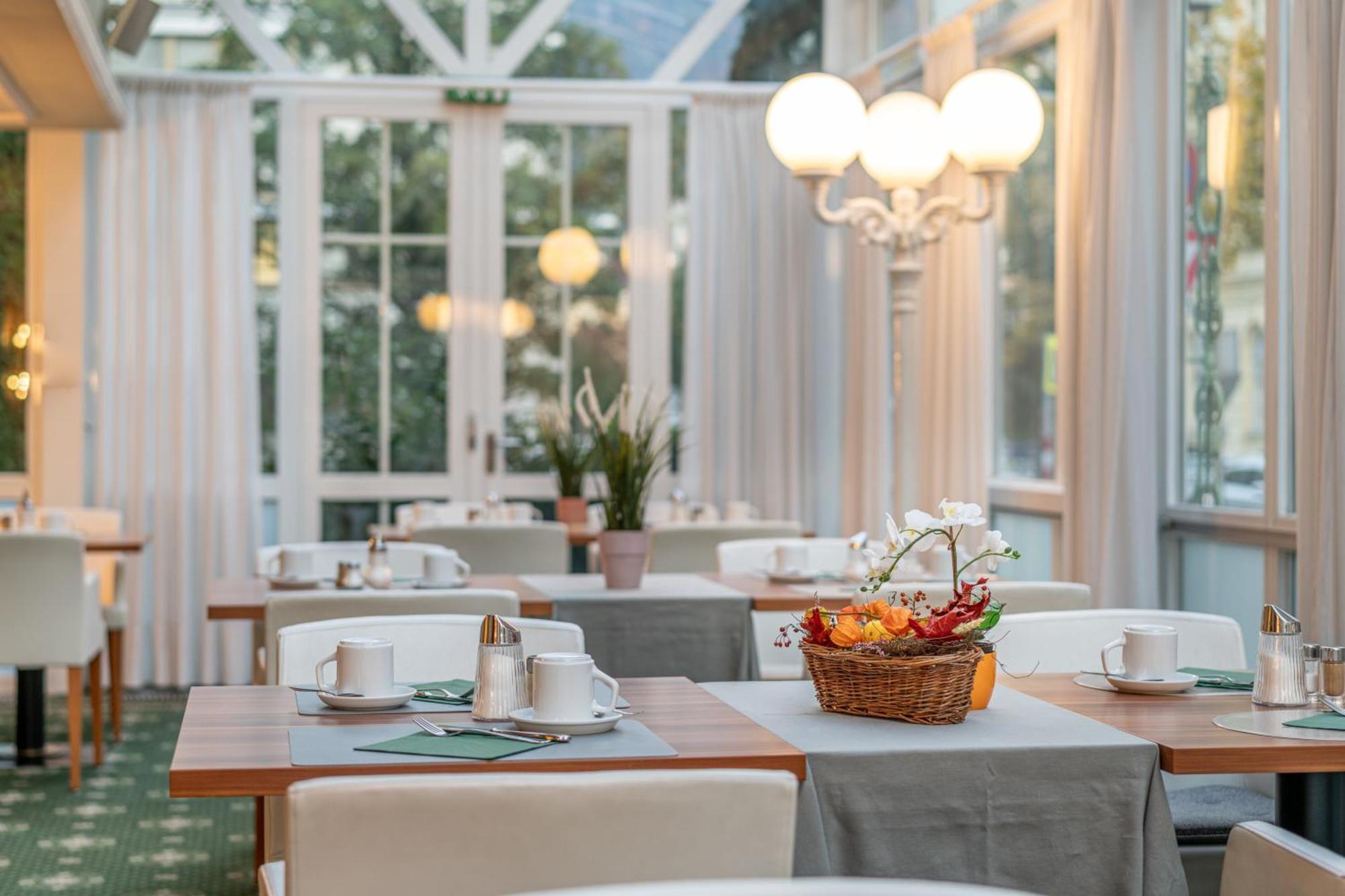 Neue Post I Self Check-in 4* Innsbruck