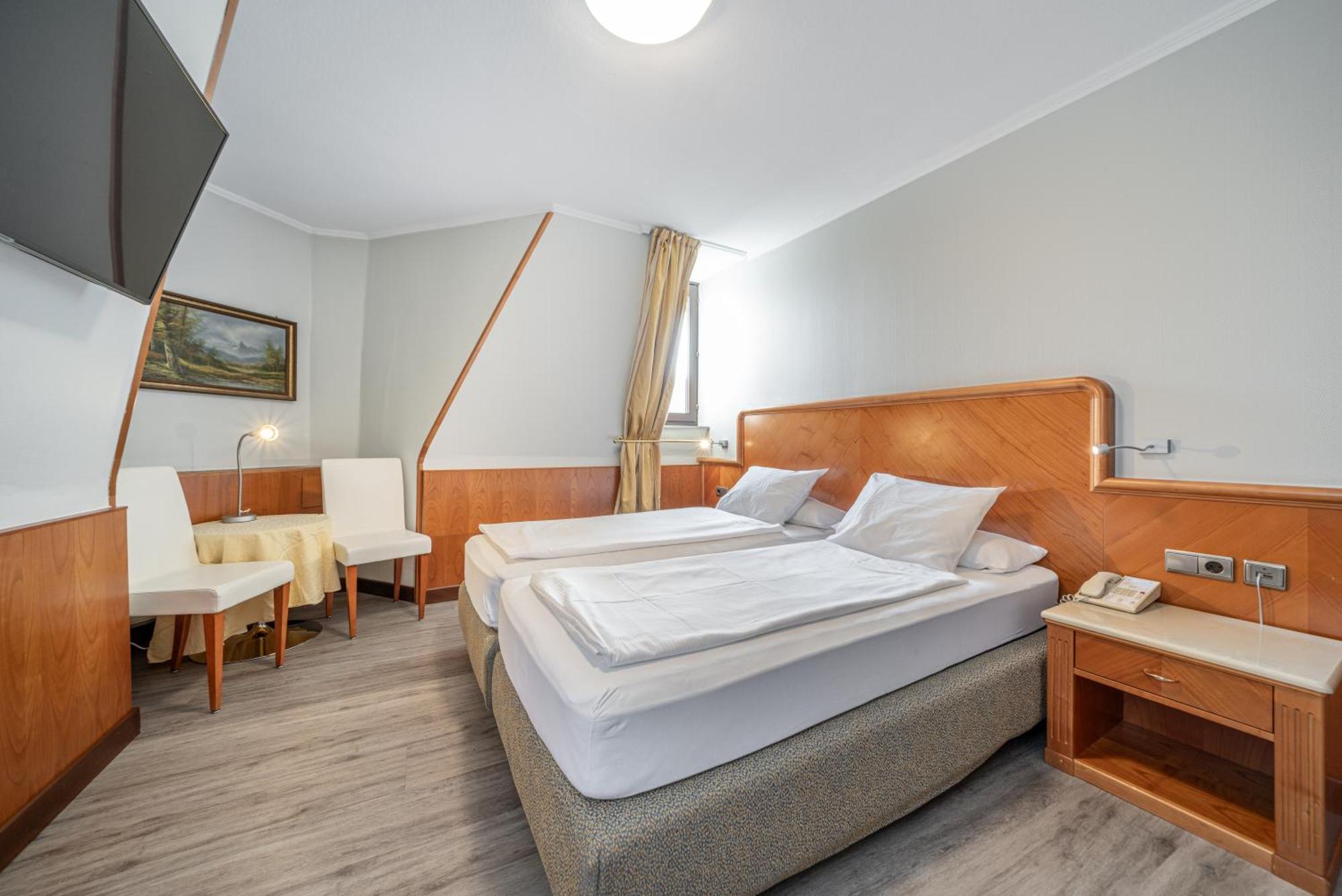 Neue Post I Self Check-in 4* Innsbruck