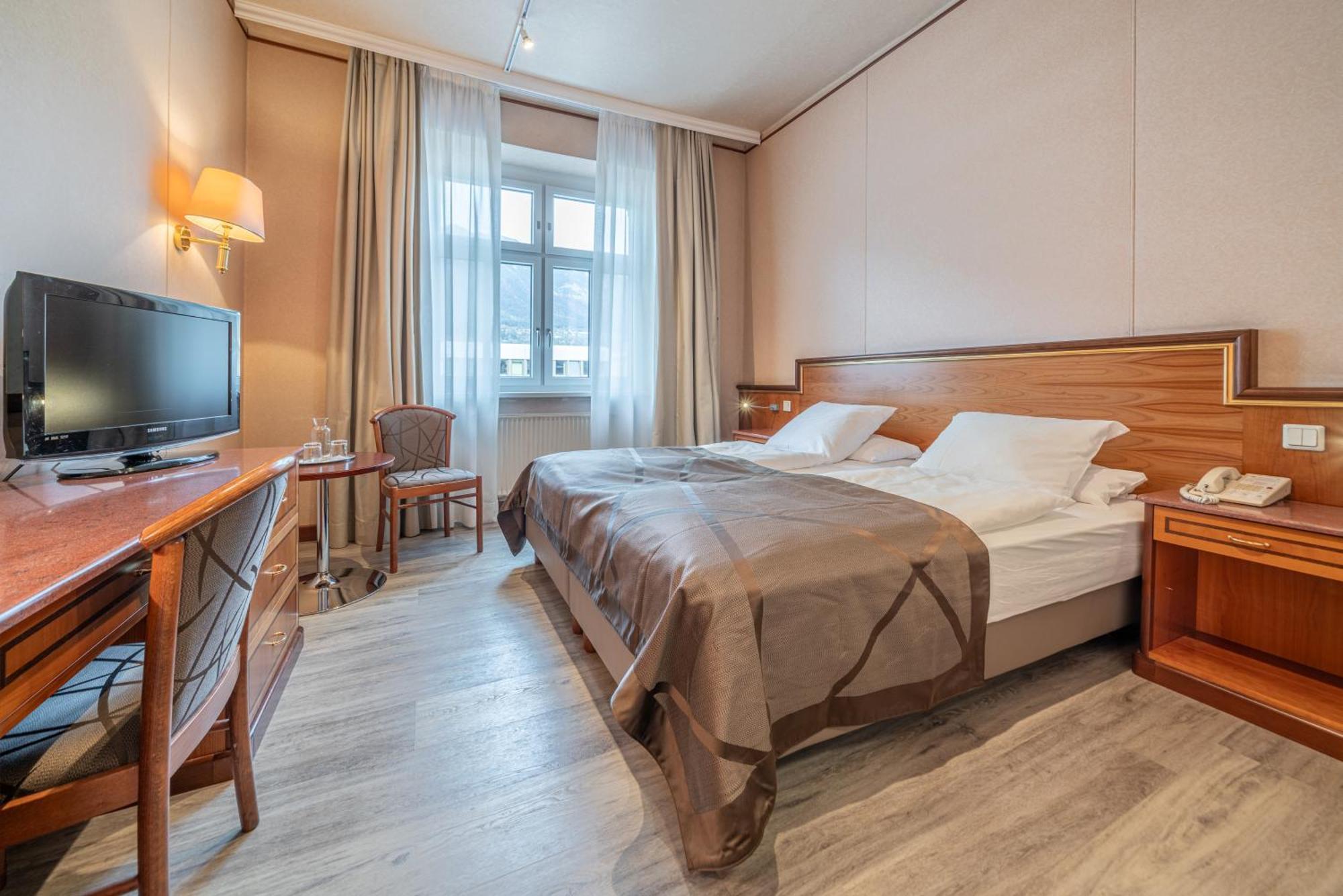 Neue Post I Self Check-in 4* Innsbruck