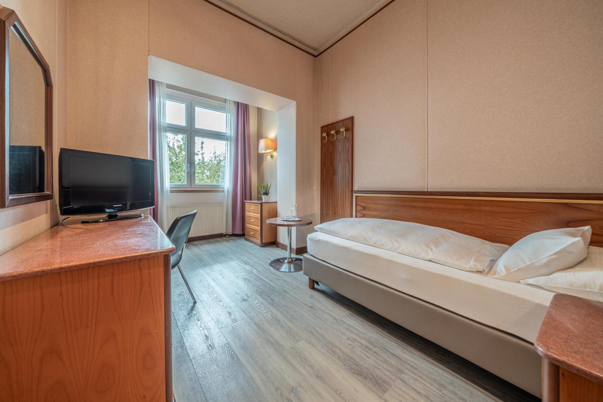Neue Post I Self Check-in 4* Innsbruck