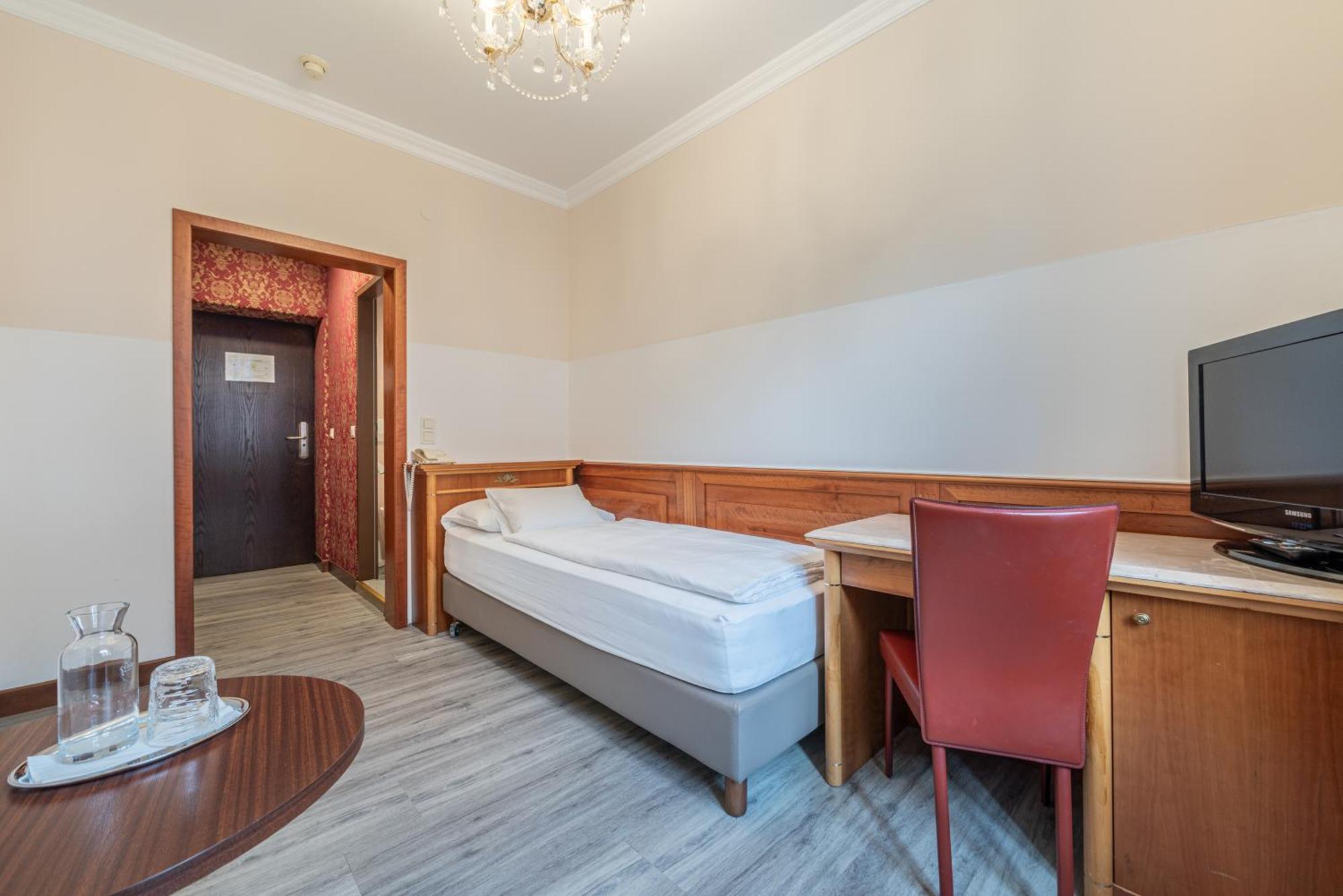 Neue Post I Self Check-in Hotel