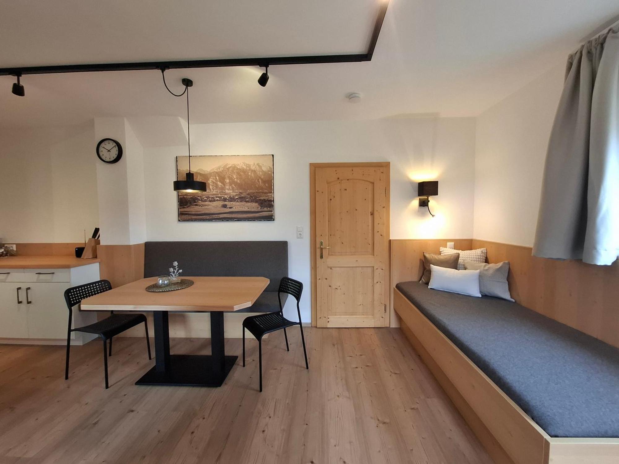 Apartment Hell Hof