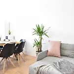Riesiges Zentrales Apartment Mit Parkplatz