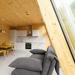Mondholz - Urban Inn 24-7