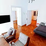 Grosses, Helles Vintage Apartment Mit Parkplatz