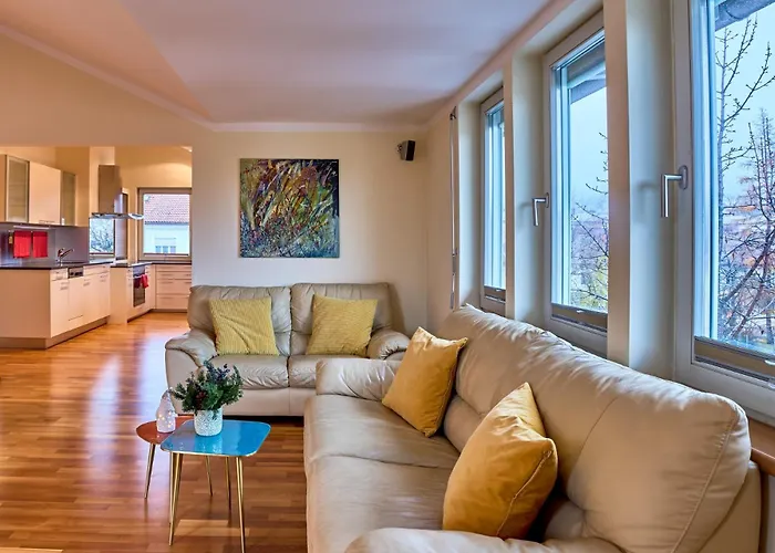 Grosse Exklusive Wohnung Mit Balkon Und Fantastischer Aussicht Auf Die Bergwelt Inkl Privatem Parkplatz Mit E-Ladestation