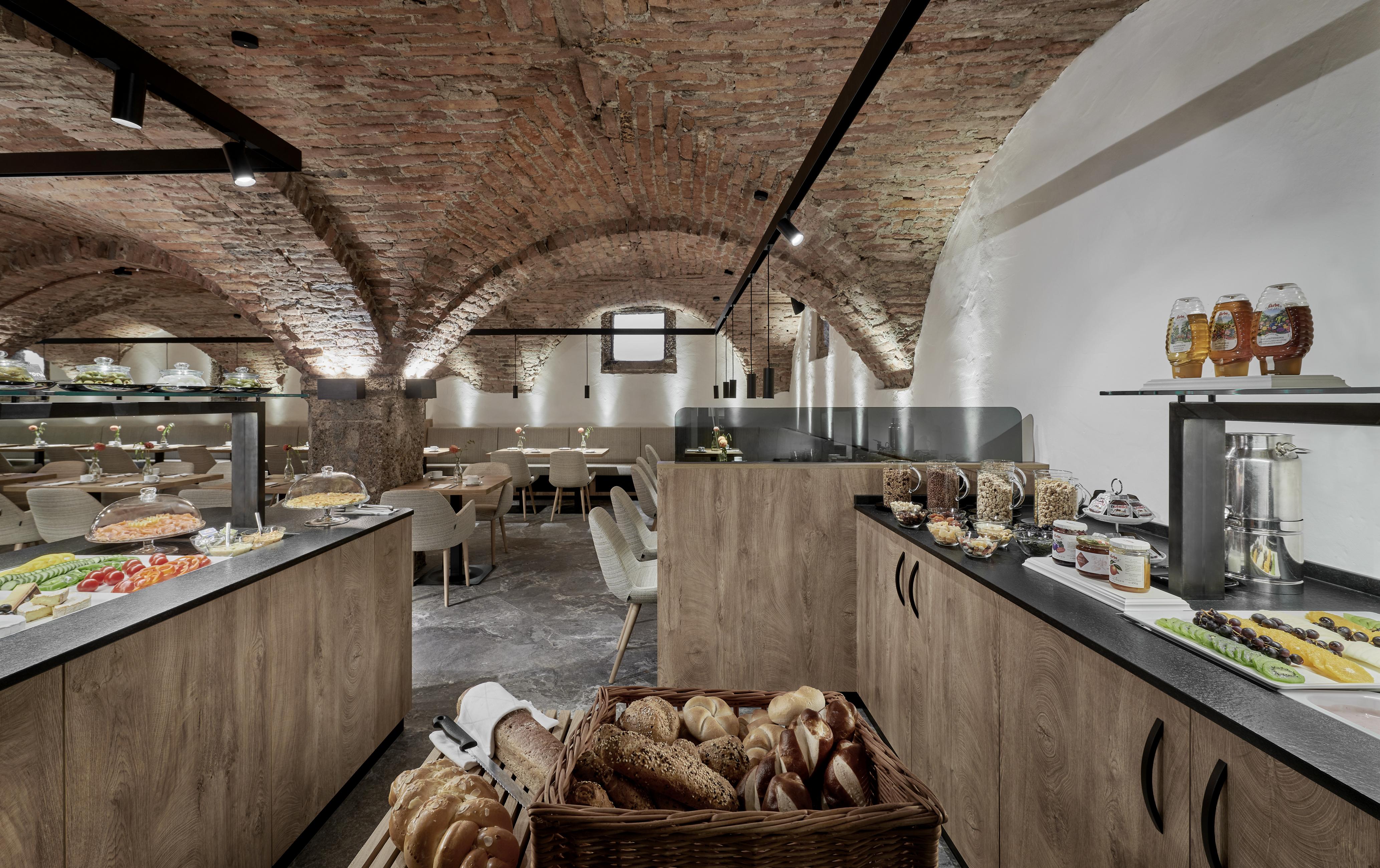 Hotel Schwarzer Adler 4*