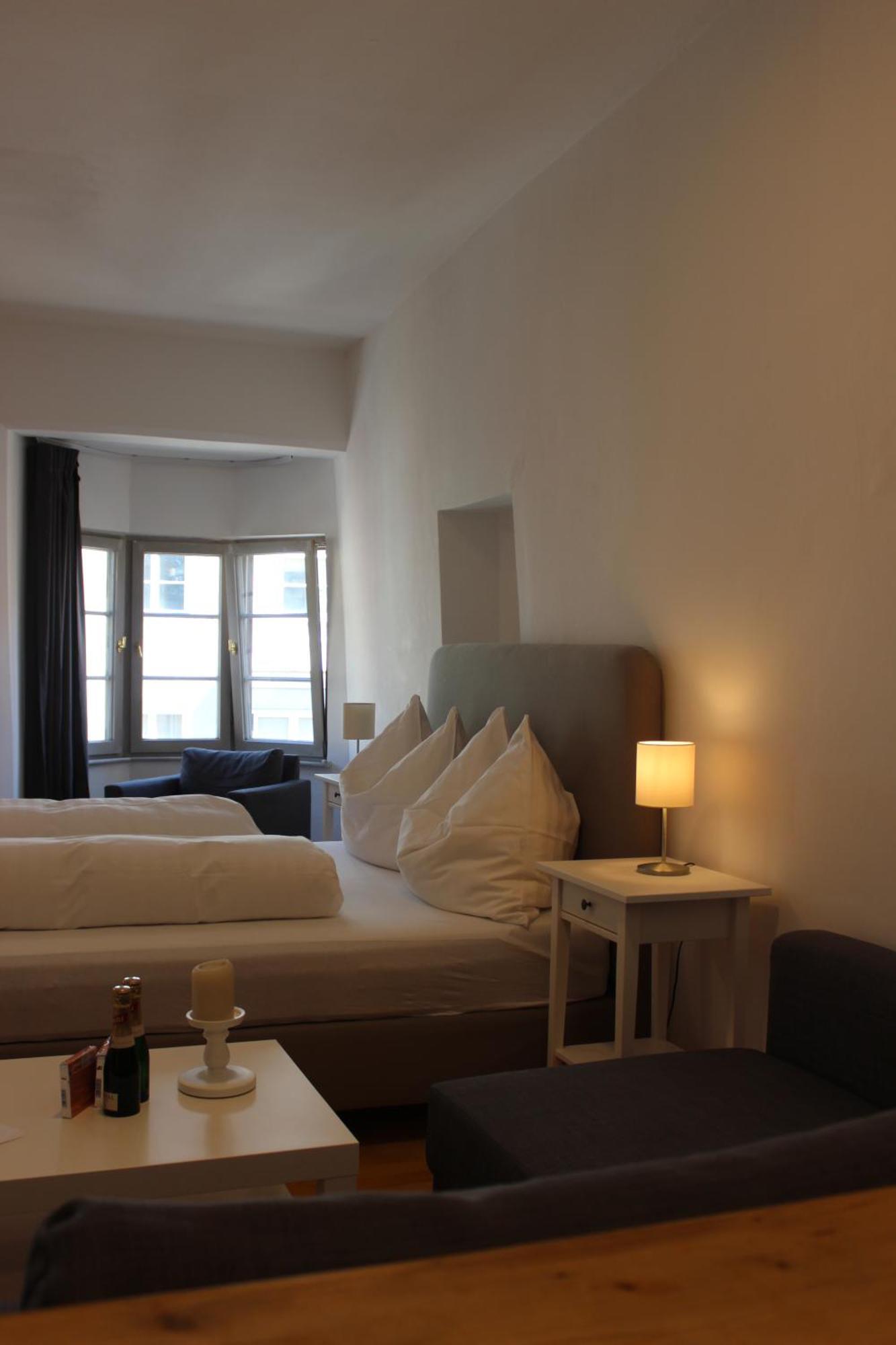 Little Center Golden Roof Apartment