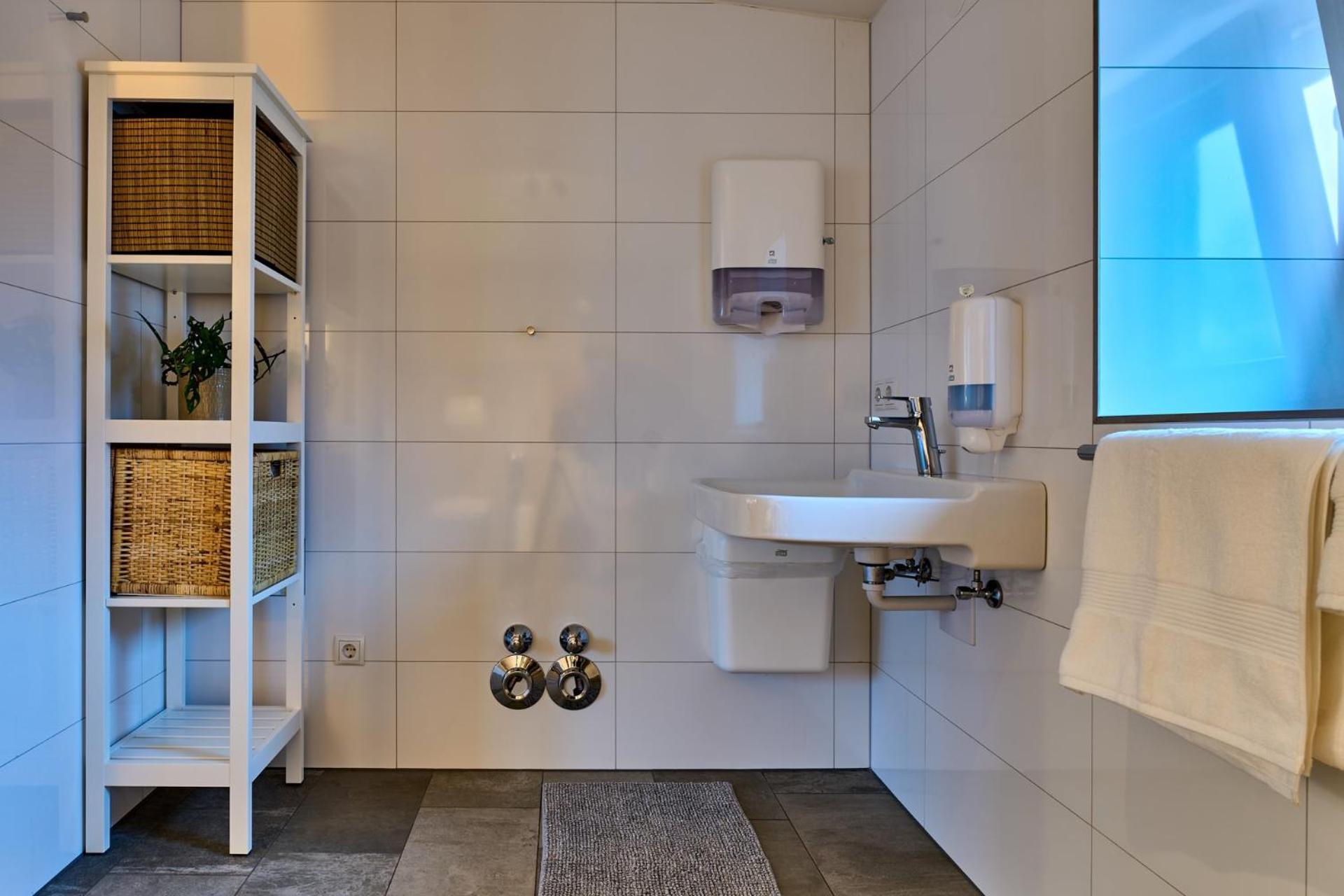 Charmante Fuer 2 Personen In Zentrumsnaehe X Privater Parkplatz X Hochwertige Coworking-arbeitsplaetze Im Haus Apartment
