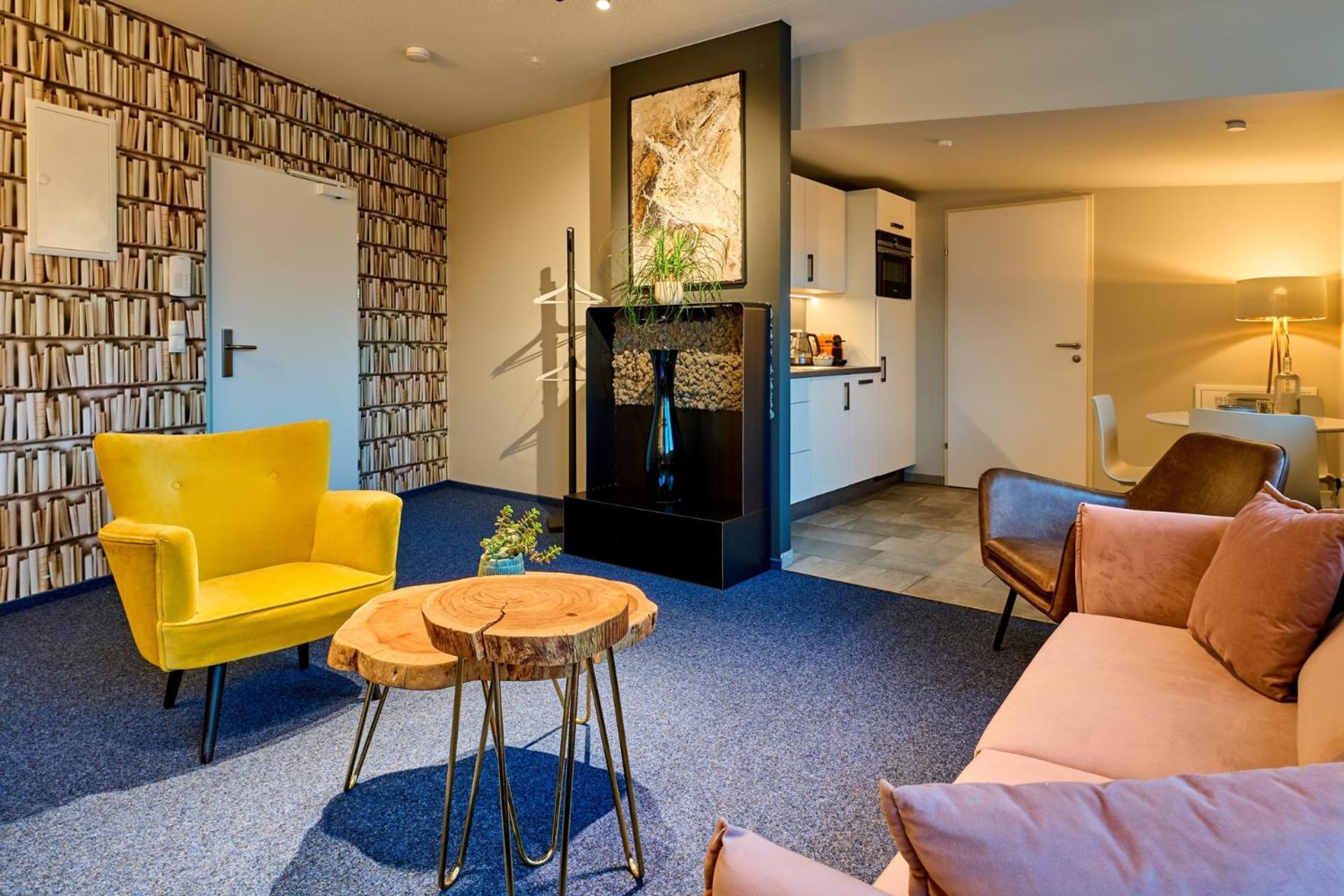 Charmante Fuer 2 Personen In Zentrumsnaehe X Privater Parkplatz X Hochwertige Coworking-arbeitsplaetze Im Haus Apartment *
