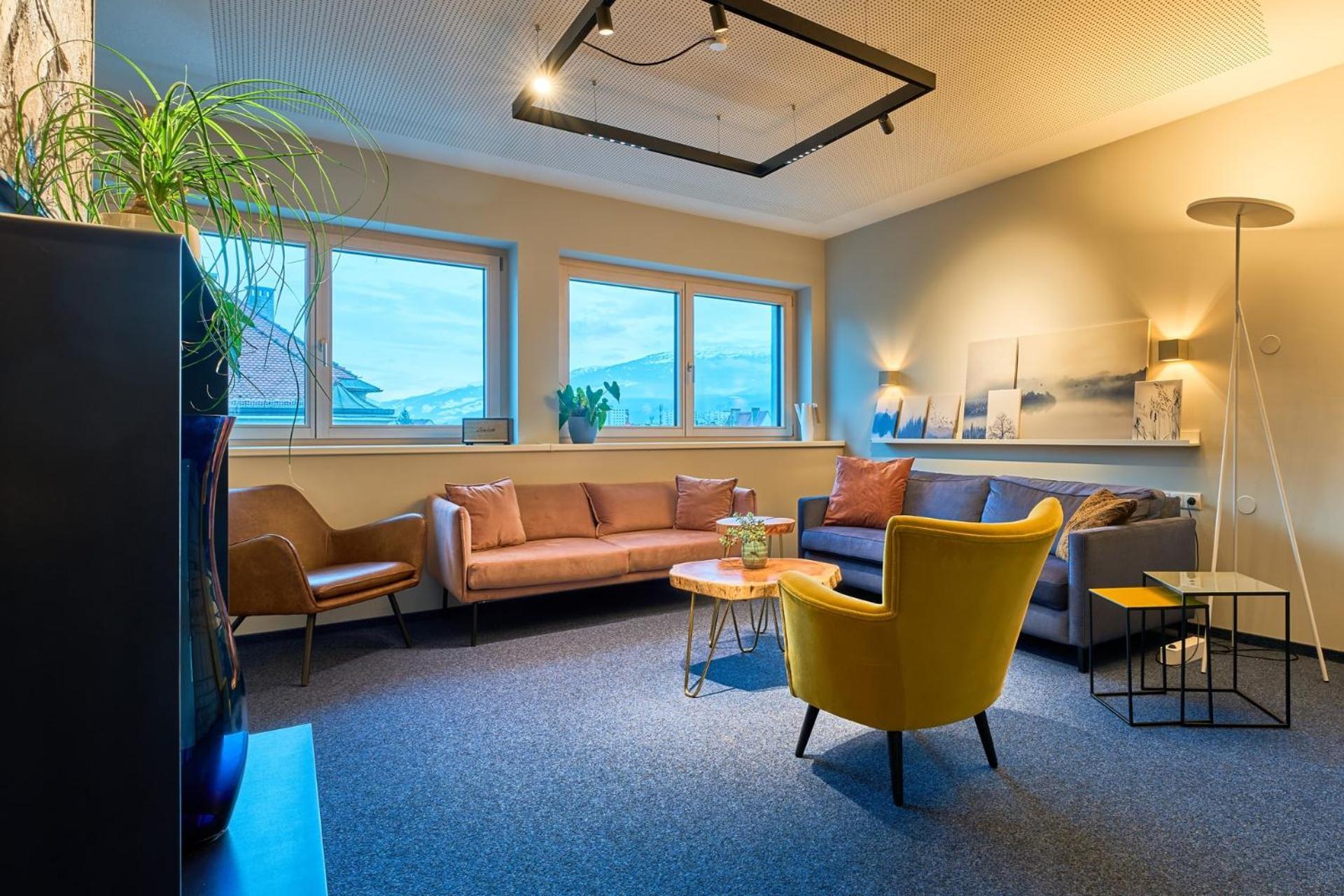 Charmante Fuer 2 Personen In Zentrumsnaehe X Privater Parkplatz X Hochwertige Coworking-arbeitsplaetze Im Haus Innsbruck