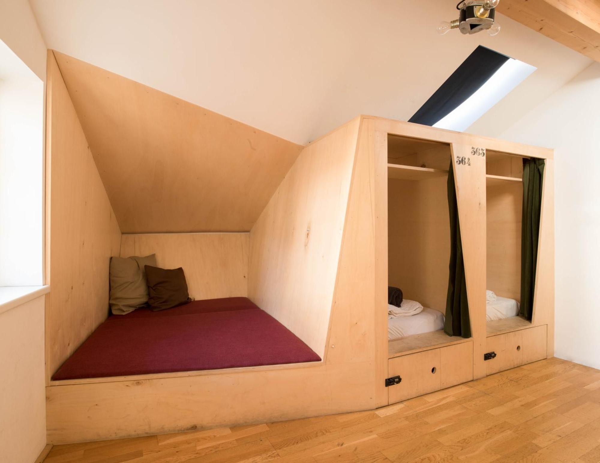 Montagu Hostel *