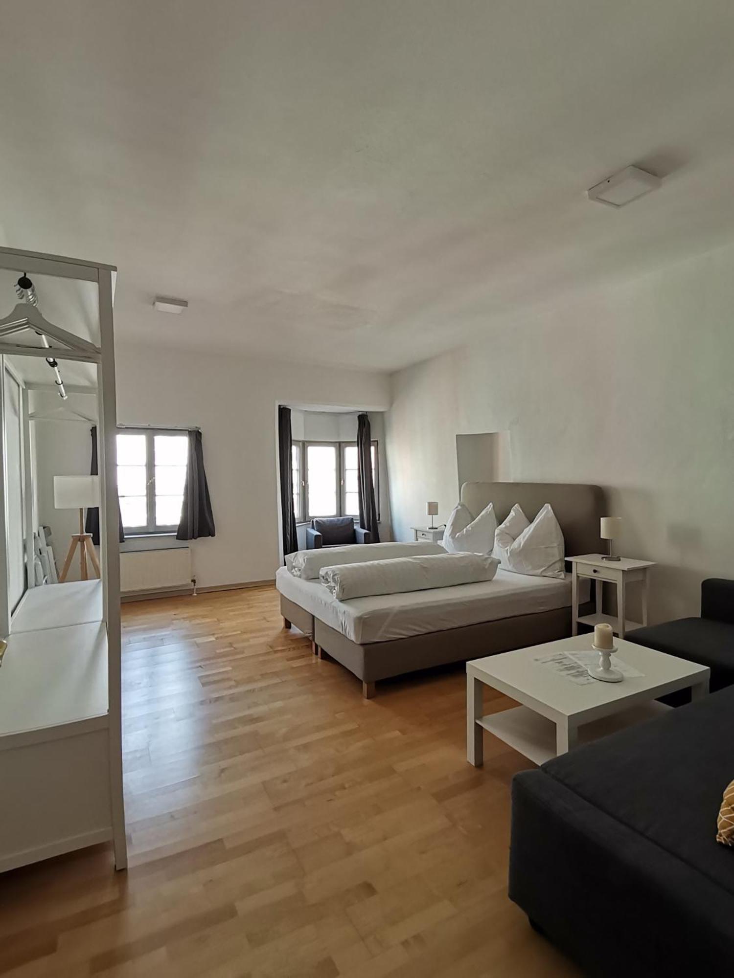 Little Center Golden Roof Apartment