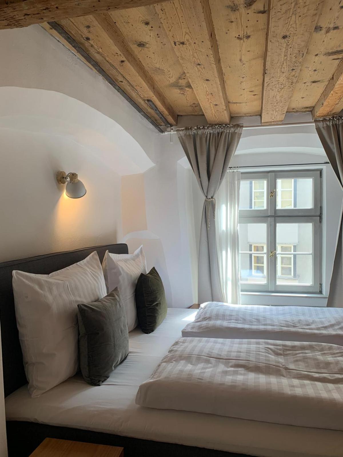 Apartment Center Golden Roof 4 *