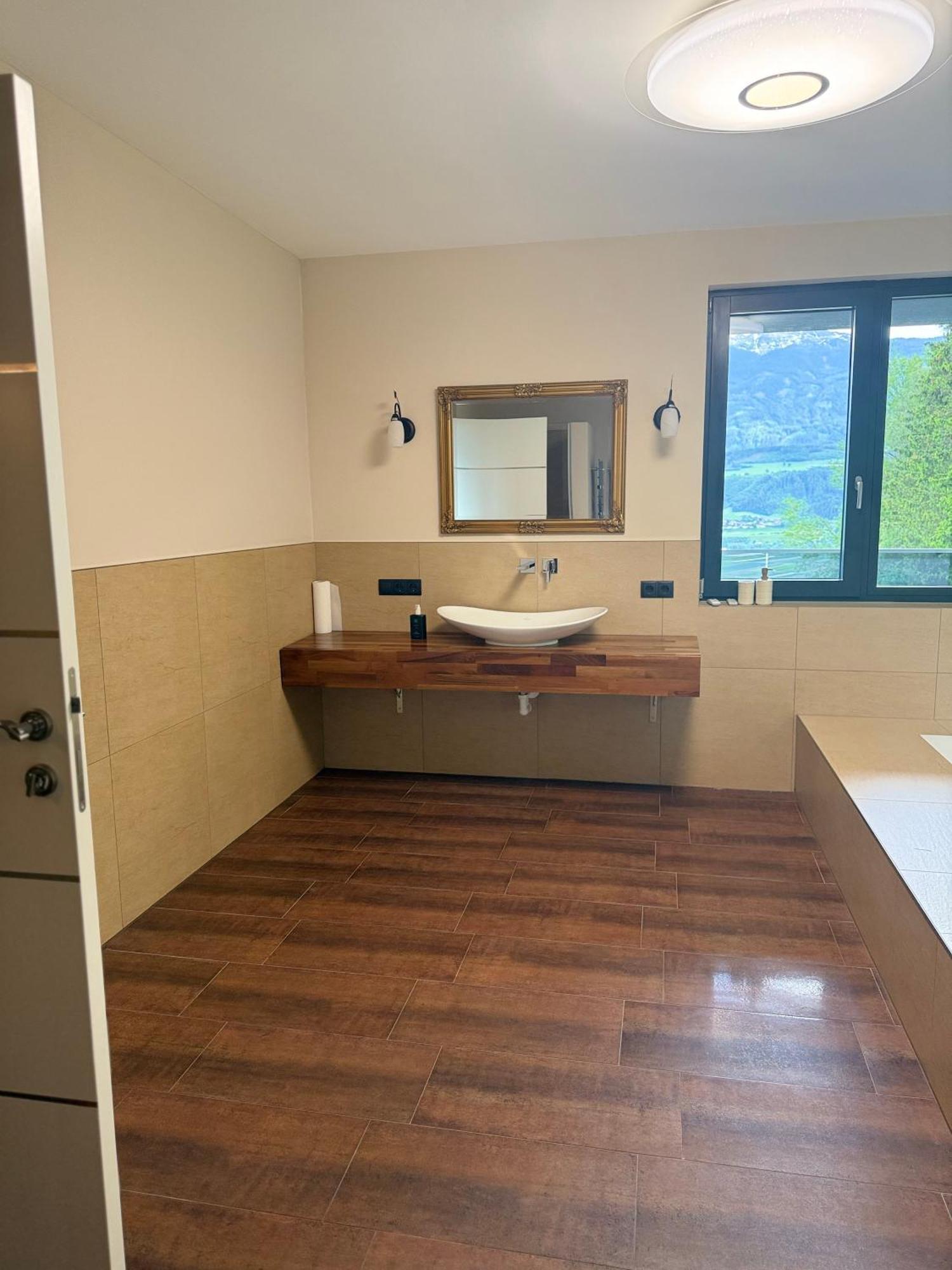 Moderne Annehmlichkeiten Hochrum Homestay