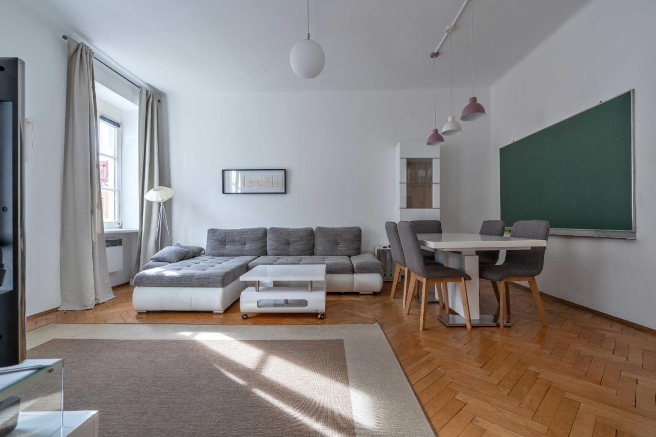 S14 - Rooms & Apartments *