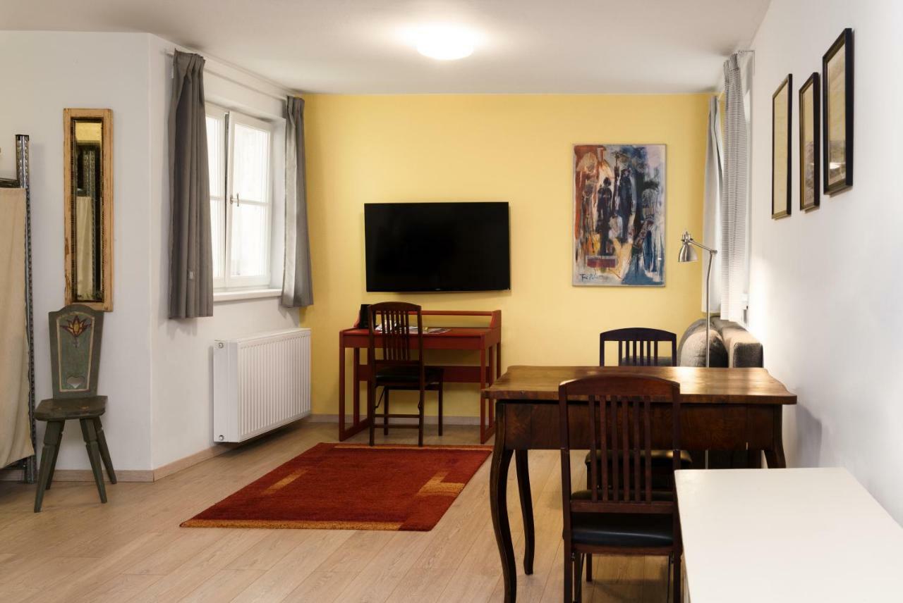 Golden Roof Apartment *