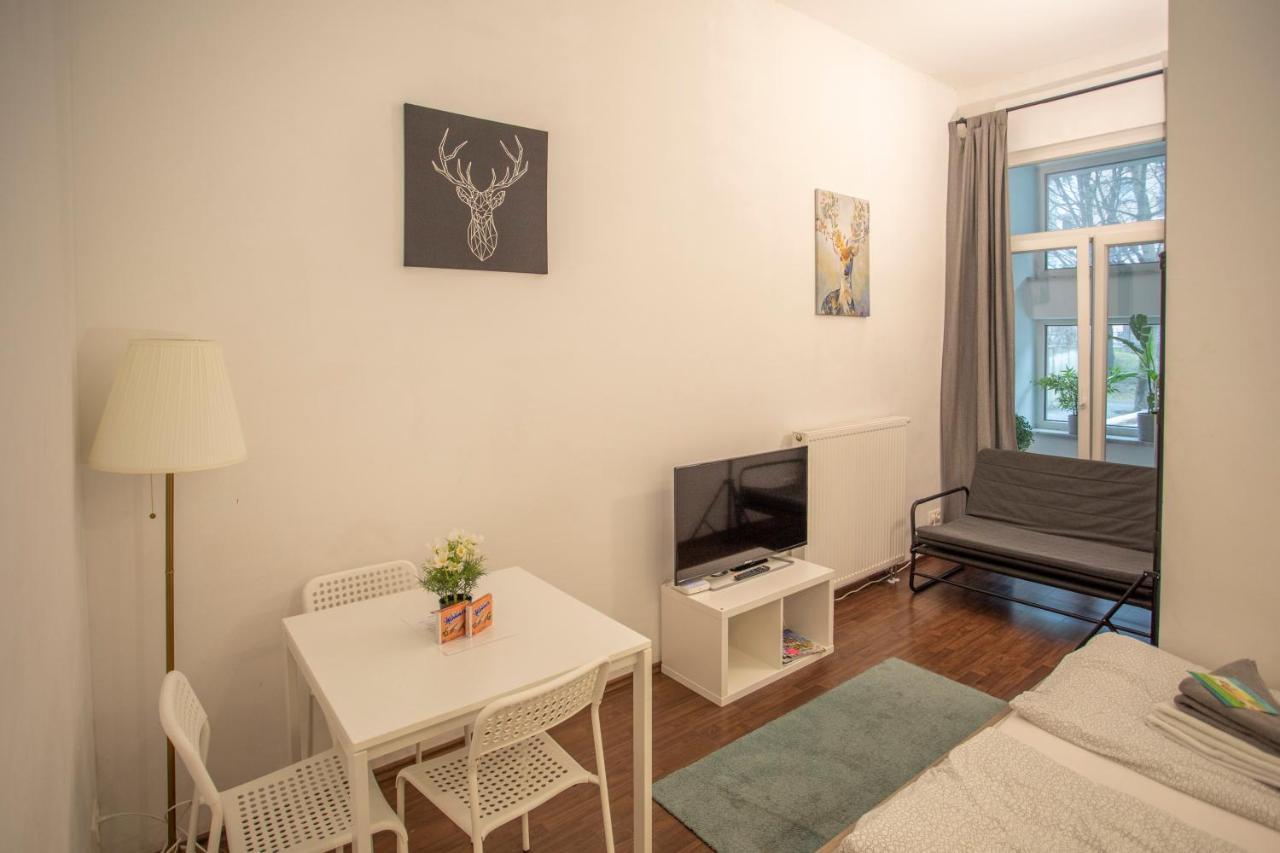 Deluxe City Center Studio Apartment *